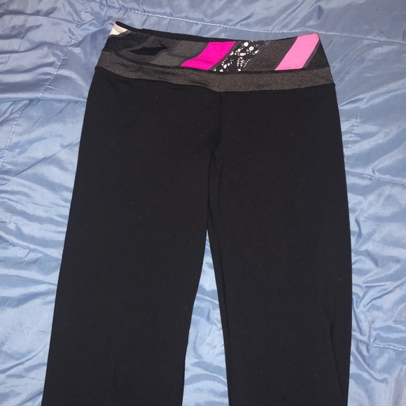 Lulu lemon groove pants. Reversible. Size 6 - Picture 2 of 3